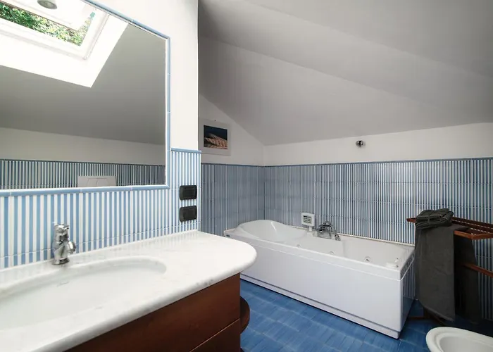 Daire I D'a Charming Penthouse - View- Como- House-130 Mt-2 Double Bedrooms And 2 Double Bathrooms A Spacious Living Room-full Equipped Kitchen-private Garden And Terrace-private Covered Parking