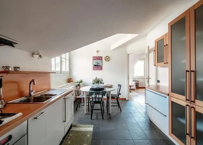 Daire I D'a Charming Penthouse - View- Como- House-130 Mt-2 Double Bedrooms And 2 Double Bathrooms A Spacious Living Room-full Equipped Kitchen-private Garden And Terrace-private Covered Parking Como