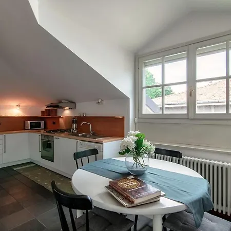 شقة I D'a Charming Penthouse - View- Como- House-130 Mt-2 Double Bedrooms And 2 Double Bathrooms A Spacious Living Room-full Equipped Kitchen-private Garden And Terrace-private Covered Parking