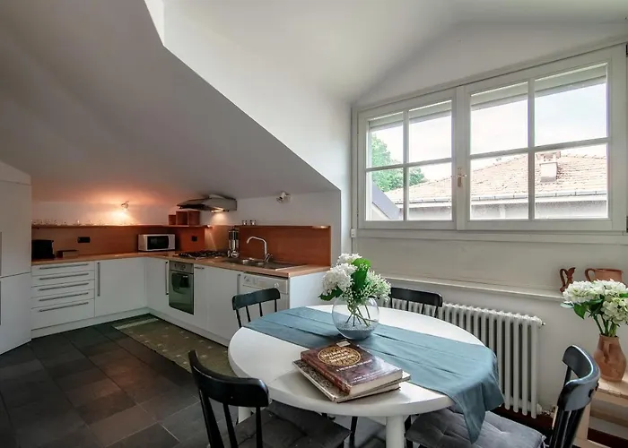 דירה I D'a Charming Penthouse - View- Como- House-130 Mt-2 Double Bedrooms And 2 Double Bathrooms A Spacious Living Room-full Equipped Kitchen-private Garden And Terrace-private Covered Parking