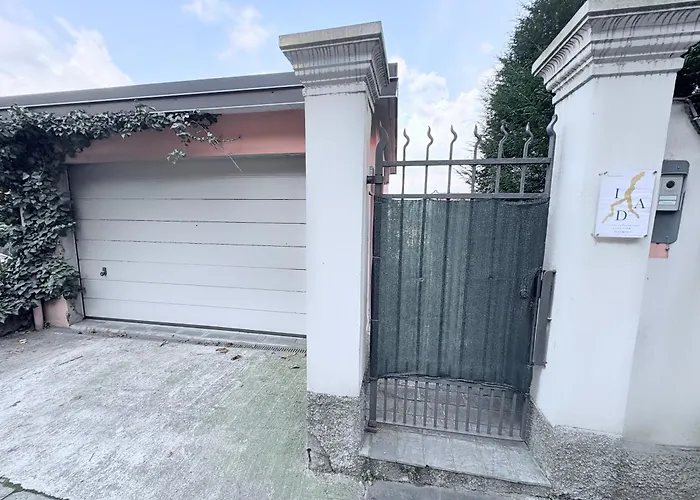 I D'a Charming Penthouse - View- Como- House-130 Mt-2 Double Bedrooms And 2 Double Bathrooms A Spacious Living Room-full Equipped Kitchen-private Garden And Terrace-private Covered Parking דירה