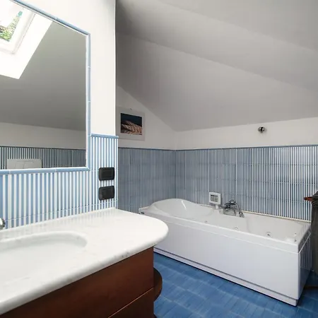 Daire I D'a Charming Penthouse - View- Como- House-130 Mt-2 Double Bedrooms And 2 Double Bathrooms A Spacious Living Room-full Equipped Kitchen-private Garden And Terrace-private Covered Parking