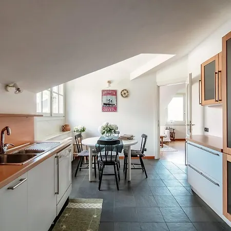 Daire I D'a Charming Penthouse - View- Como- House-130 Mt-2 Double Bedrooms And 2 Double Bathrooms A Spacious Living Room-full Equipped Kitchen-private Garden And Terrace-private Covered Parking Como